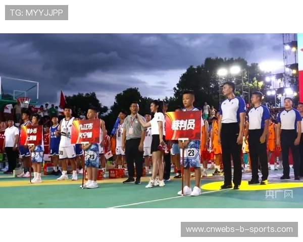 小学生班BA颁奖礼球员簇拥合影，笑容洋溢